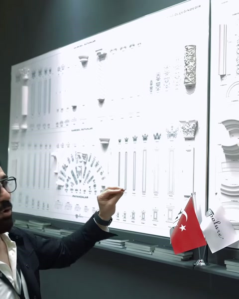 Söve ve payanda modellerinin bulunduğu numune panosu inceleniyor