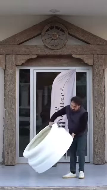 İçi boş yuvarlak kaide parçası aşağı doğru eğiliyor