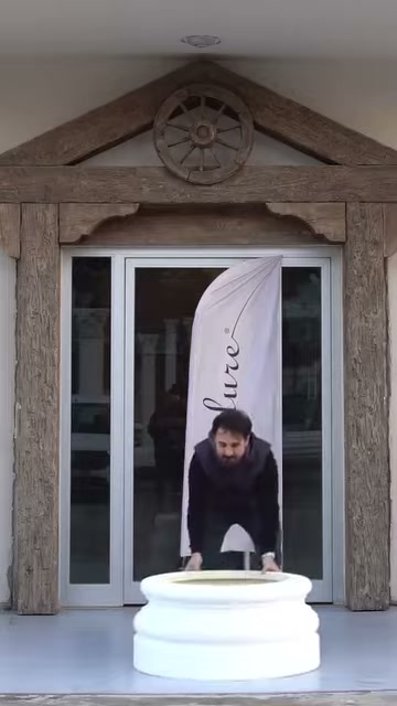 Dekoratif yuvarlak kaide giriş önünde zemine bırakılıyor