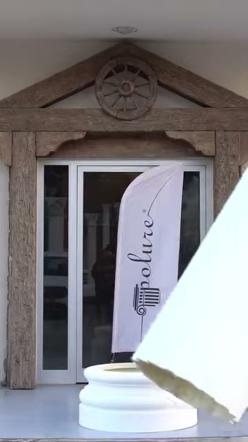 Uzun beyaz sütun gövdesi kaidenin yanına getiriliyor