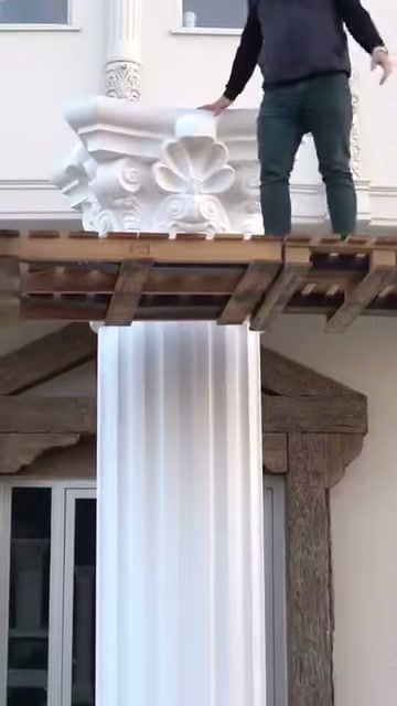 Usta işlemeli başlığı sütun gövdesinin üstünde konumlandırıyor