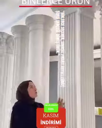 Yivli gövdeli beyaz dekoratif sütunların yakın görünümü