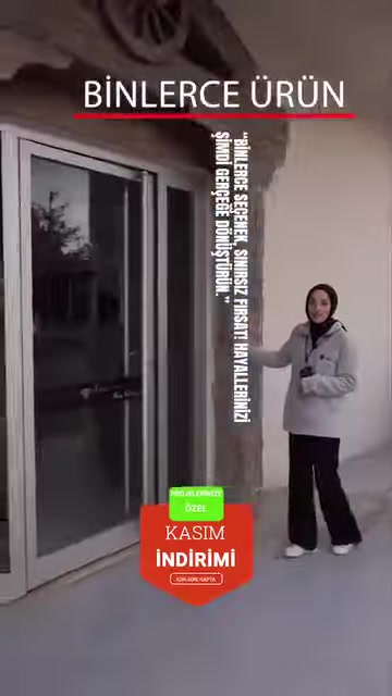 Pencere çevresine uygulanmış beyaz dekoratif söve detayları görülüyor