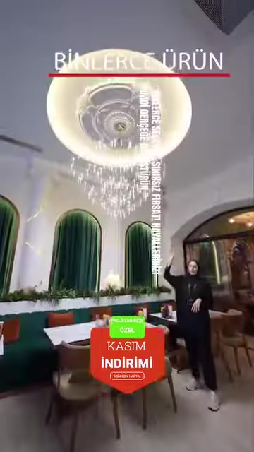 Tavan göbeği ve sarkıt aydınlatmalı klasik iç mekân görülüyor