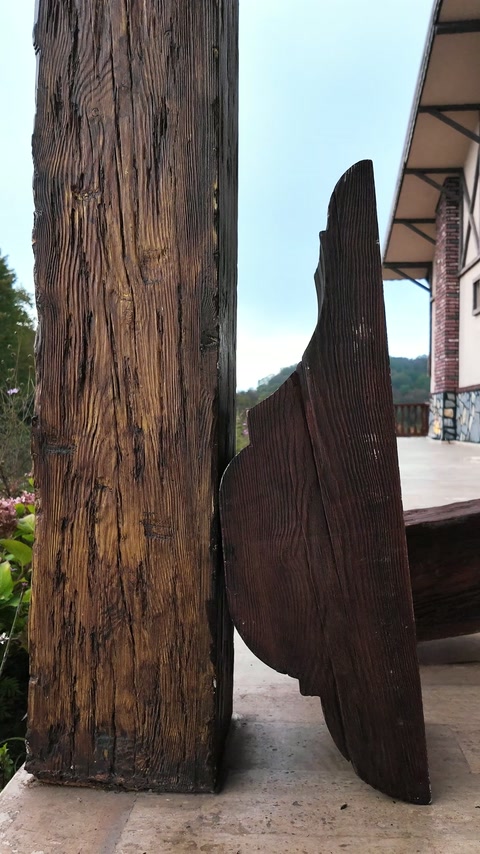 Dikey elemanın kabartılı ahşap damarları yakından belirgin biçimde görülüyor