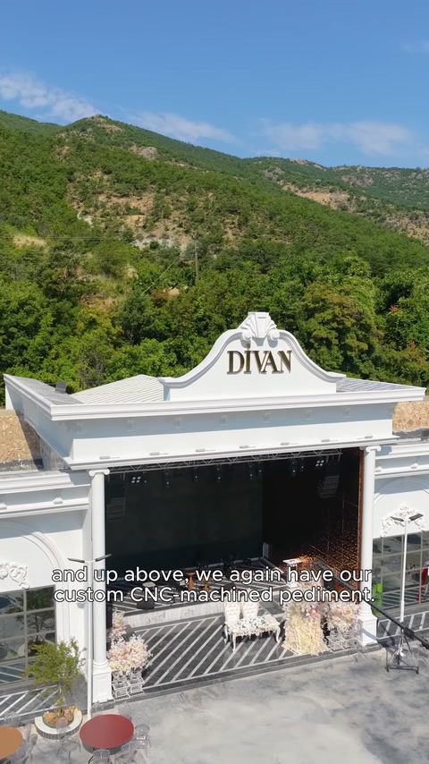 Sahne alınlığındaki özel dekoratif taç ve bordürler yakından görülüyor