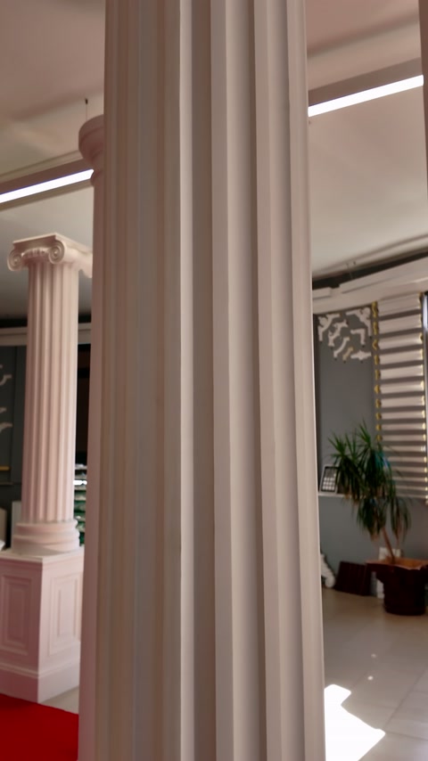 Düz yüzeyli sütun gövdesi, showroom ışığında yakından inceleniyor