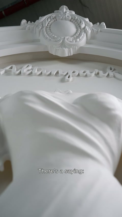 Kemerli panelin tepe rozeti ve kabartma yazısı ayrıntılı biçimde gösteriliyor