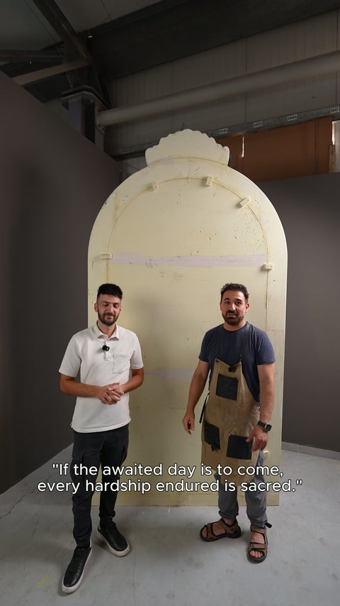 Atölyede iki usta ham kemerli panelin önünde üretim sürecini tanıtıyor
