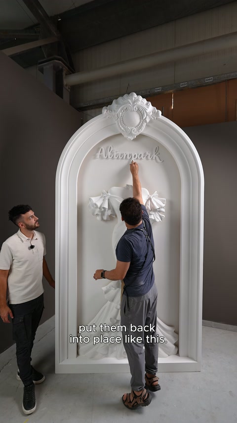Usta paneldeki kabartma yazı parçalarını yeniden yerlerine takıyor