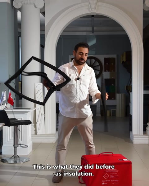 Eski yalıtım malzemesi siyah çerçeve şeklinde elde tutuluyor