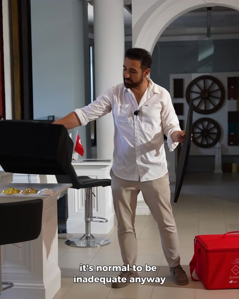 Rijit yapı eksikliği anlatılırken eller ile açıklama yapılıyor