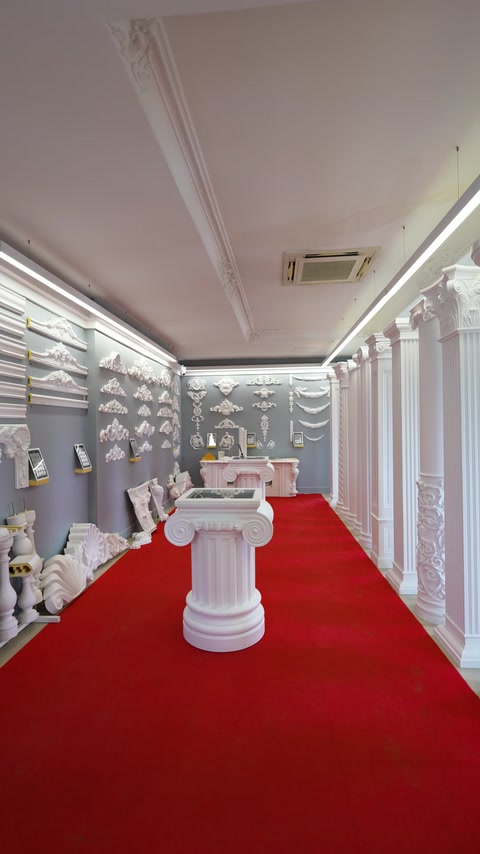 Sütunlar, aplikler ve duvar süsleri showroom boyunca sergileniyor