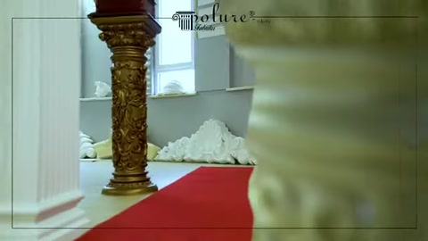 Kırmızı halı yanında beyaz ve işlemeli kısa sütun modelleri