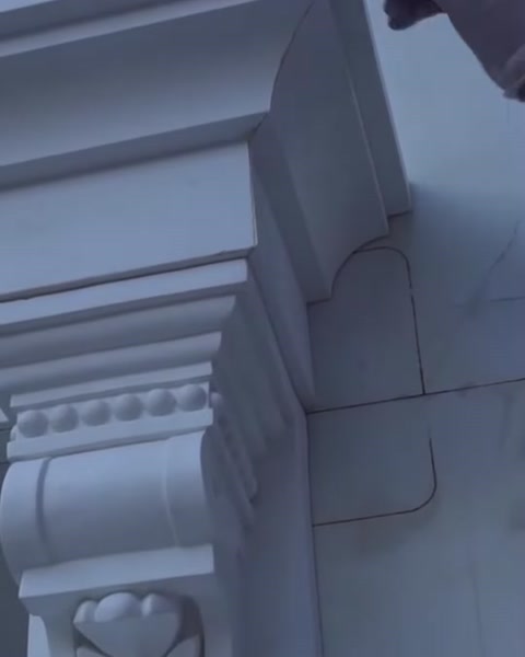 Söve parçası cephedeki dikey köşe birleşimine oturtuluyor