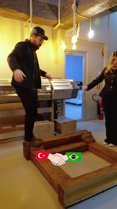 Ahşap görünümlü dekoratif parçalar makine üzerinde işlenirken gösteriliyor