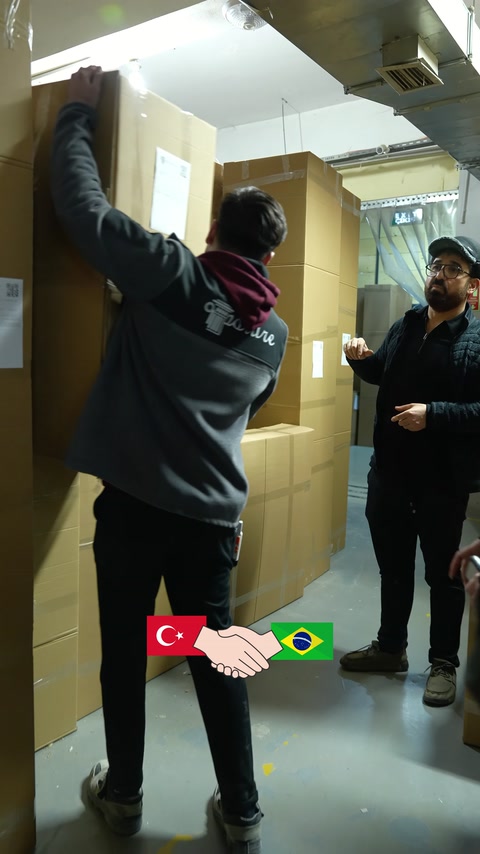 Kutulanmış dekorasyon ürünleri sevkiyat öncesinde depoda kontrol ediliyor