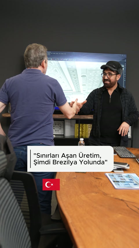 Proje ekibi ofiste monitörde dekoratif profil planlarını birlikte değerlendiriyor.