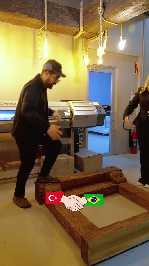 Ahşap görünümlü kiriş parçaları işleme makinesi yanında sergileniyor.