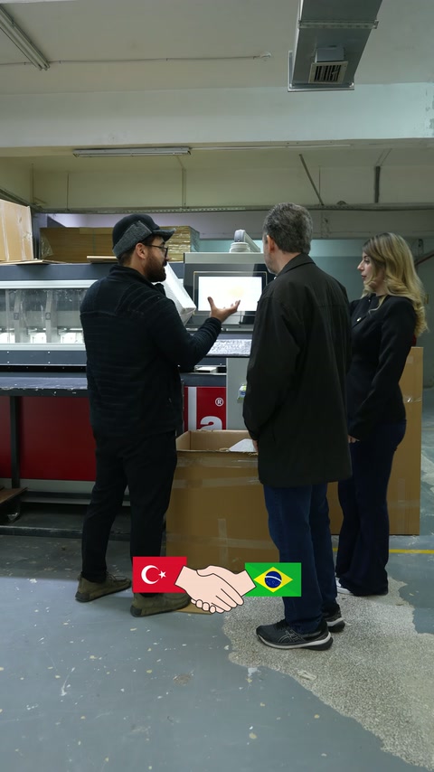 Üretim ekibi makine bölümünde profil işleme aşamasını anlatıyor.