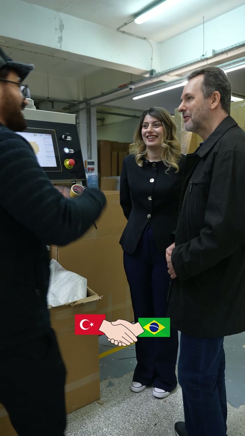 Ziyaretçiler kesim makinesi önünde üretim yöntemi hakkında görüşüyor.