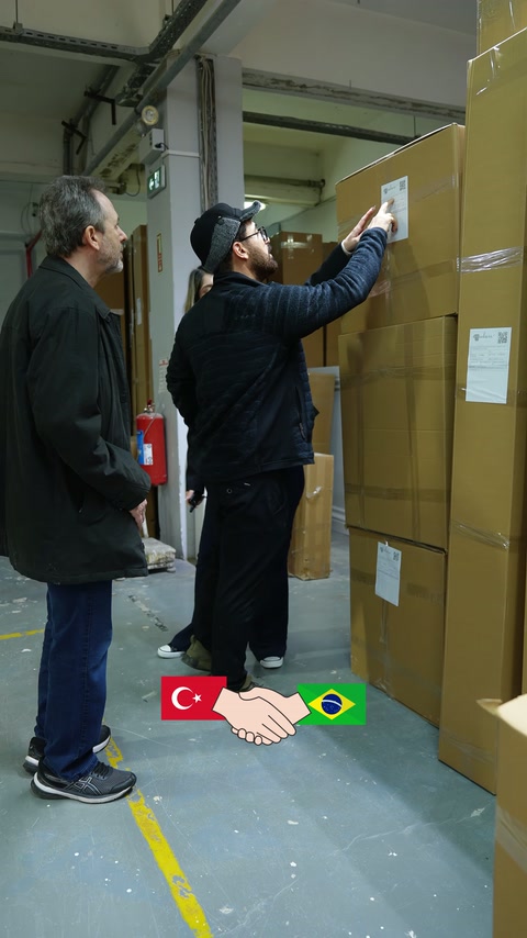Paketlenmiş ürün kutularının etiketleri depo bölümünde kontrol ediliyor.
