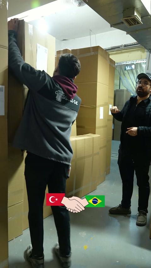 Sevkiyata hazırlanan büyük koliler müşteri ekibine yerinde gösteriliyor.