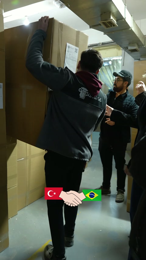 Depodaki etiketli ürün paketleri teslimat öncesi birlikte inceleniyor.