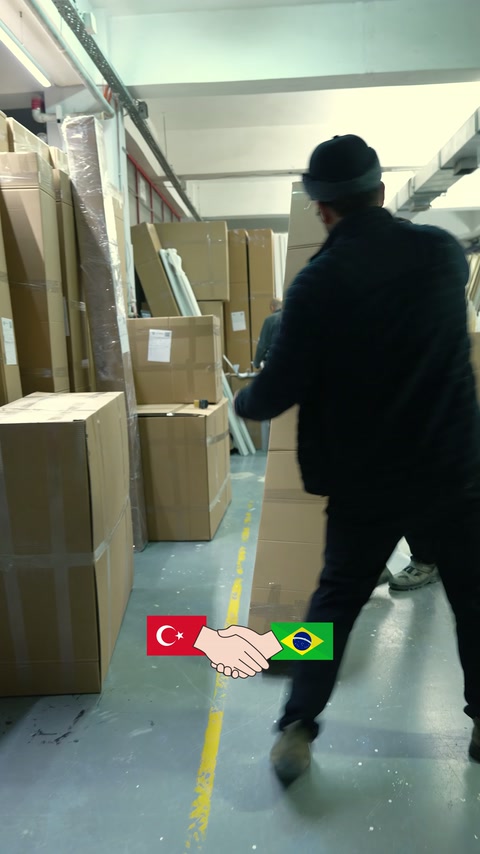 Uzun beyaz dekoratif parça paketleme alanında çalışan tarafından taşınıyor.