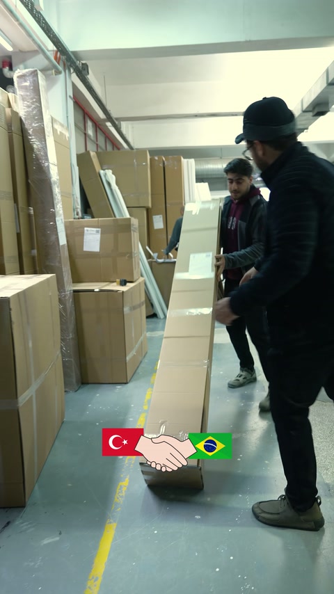 Çalışan depodaki uzun profil paketini açarak ürünü gösteriyor.