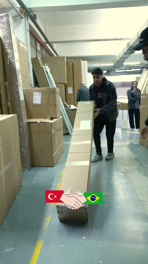 Paketinden çıkarılan beyaz dekoratif profil koridorda kontrol ediliyor.