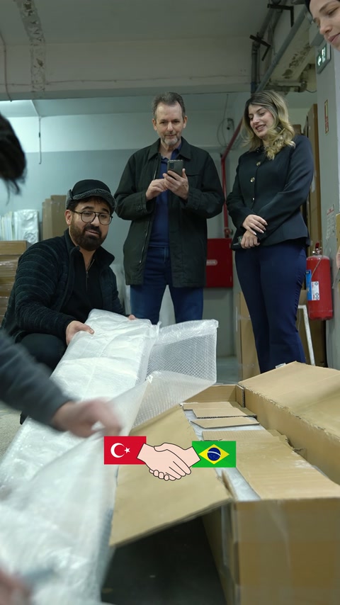 Koruyucu ambalajdaki dekoratif ürün kutu üzerinde müşterilere sunuluyor.