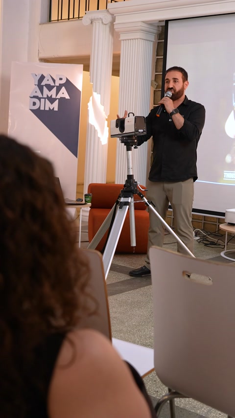 Tripoda kurulan dijital ekipmanla öğrencilere teknoloji gösterimi yapılıyor