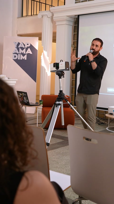 Tripod üzerindeki cihaz, dekoratif şömine yanında sunumda kullanılıyor