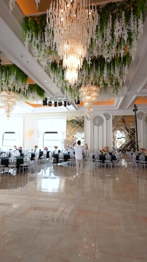 Sütunlar ve tavan süslemeleriyle tamamlanmış geniş davet salonu