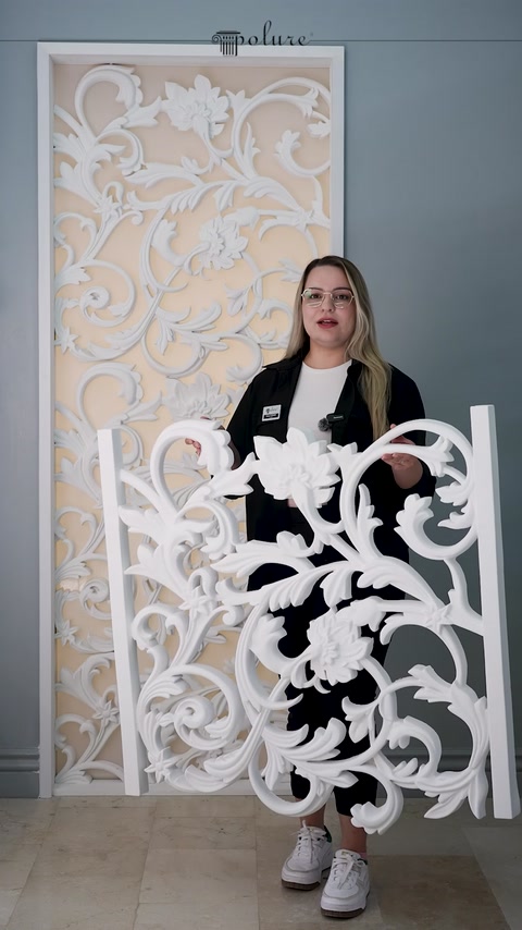 Beyaz bitkisel motifli dekupe panel yakından sergileniyor