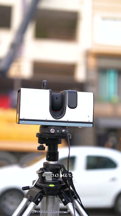Tarama ekipmanı tripod üzerinde bina cephesine dönük konumlandırılıyor