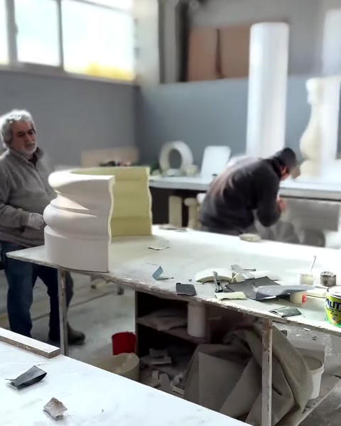 Ustalar sütun başlığı parçalarını geniş üretim tezgâhında işliyor