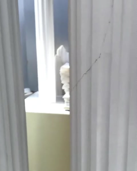 Yivli dekoratif sütun gövdesinin yakın plandaki yüzey ayrıntısı