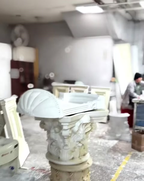 Korint sütun başlığı atölyedeki diğer dekoratif ürünlerle sergileniyor