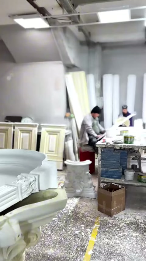 Ustalar, dekoratif sütun elemanlarının bulunduğu farklı tezgâhlarda çalışıyor.