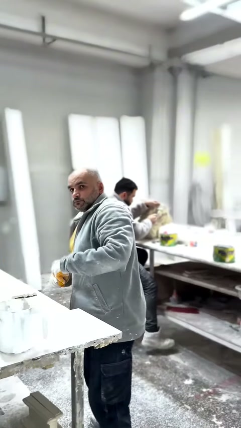 Usta, atölye tezgâhında hazırlanmakta olan süslemeye eğiliyor.