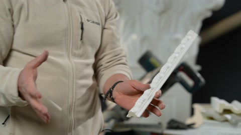 Açılı kesilmiş iki küçük profil parçası yakından karşılaştırılıyor