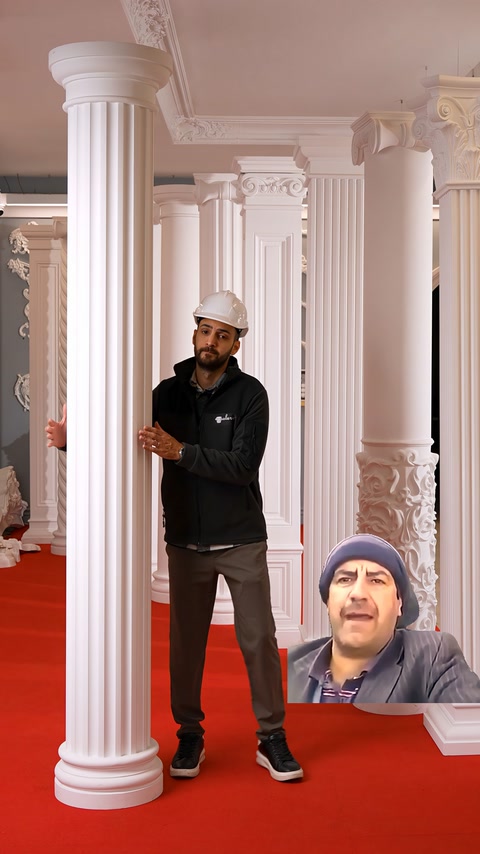 Oyma bezemeli sütunlar ve yivli modeller sergi alanında sıralanıyor.