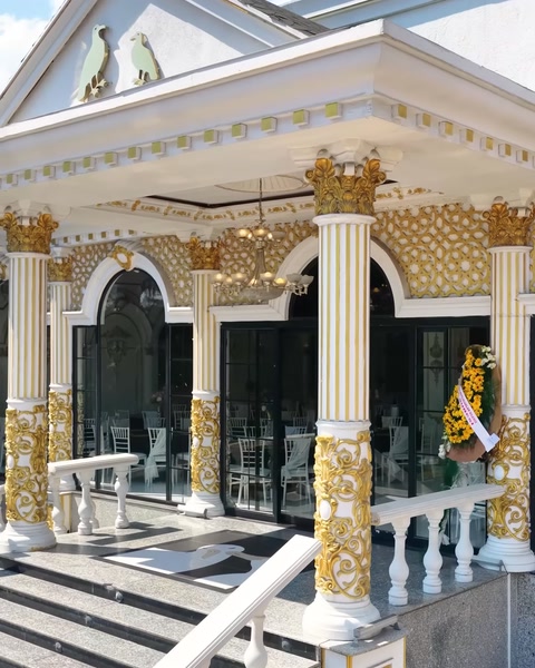 Sütunlu giriş alanı ve merdivenli teras, dış cephe uygulaması