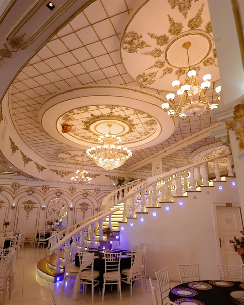 Gece salon içi, merdiven, avize ve tavan süslemeleri