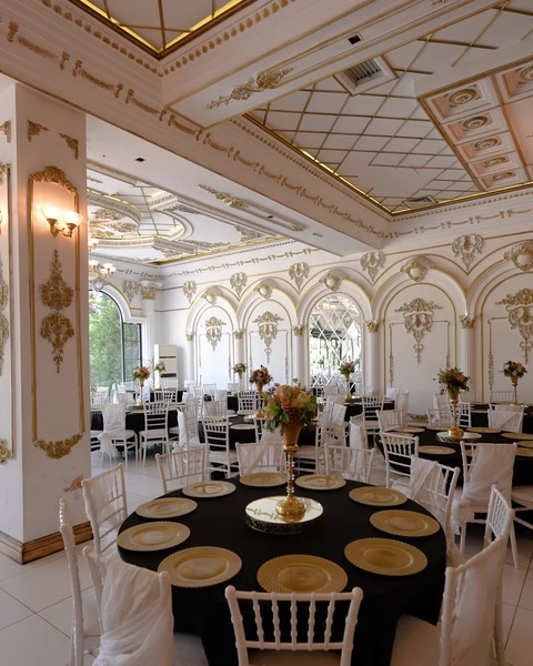 Salon içi masa düzeni, duvar pilaster ve süsleme detayları