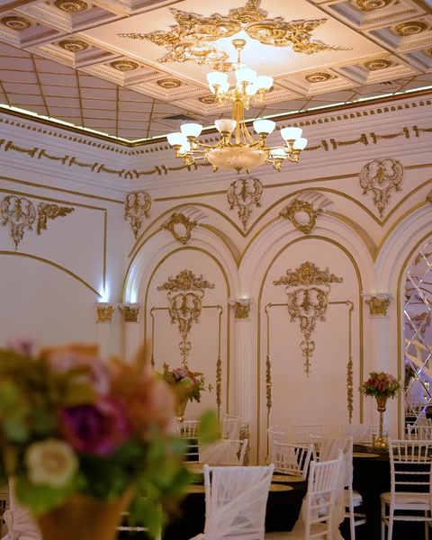 Salon içi duvar süslemeleri ve çiçek düzenlemesi yakın plan