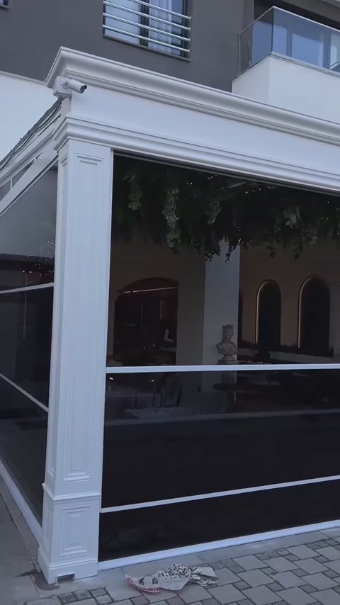 Beyaz sütunlar ve kat silmeleri restoran girişini çevreliyor.