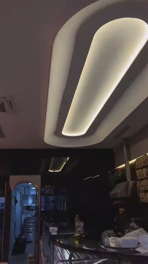 Uzun oval tavan havuzu gizli ışıkla belirginleştiriliyor.
